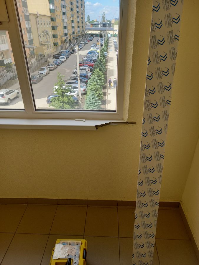 До: окно во время замены подоконника — снятый старый подоконник
